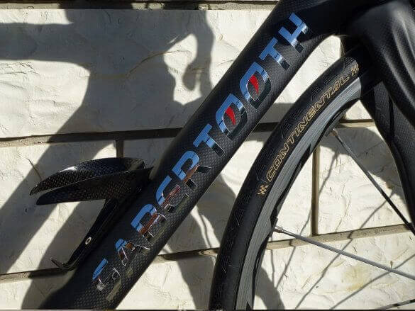 Una scritta personalizzata cromata su bici