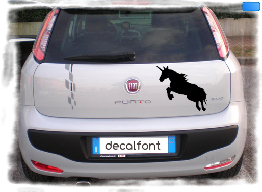 L'effetto dell'adesivo Unicorno su una Fiat Punto