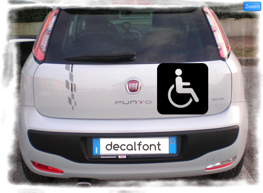 L'effetto dell'adesivo Accesso disabili su una Fiat Punto