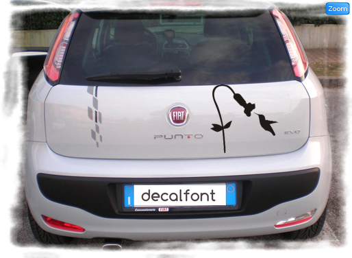 L'effetto dell'adesivo fiore-colibri-adesivo su una Fiat Punto