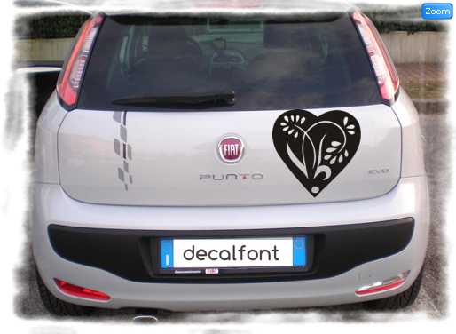 L'effetto dell'adesivo fiore-cuore-vetrofania su una Fiat Punto