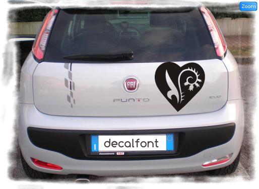 L'effetto dell'adesivo fiore-cuore-adesivo su una Fiat Punto