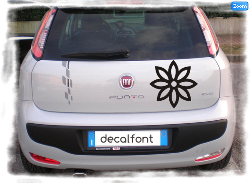 L'effetto dell'adesivo fiore-stickers su una Fiat Punto