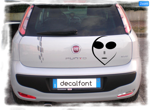 L'effetto dell'adesivo Alieno face su una Fiat Punto