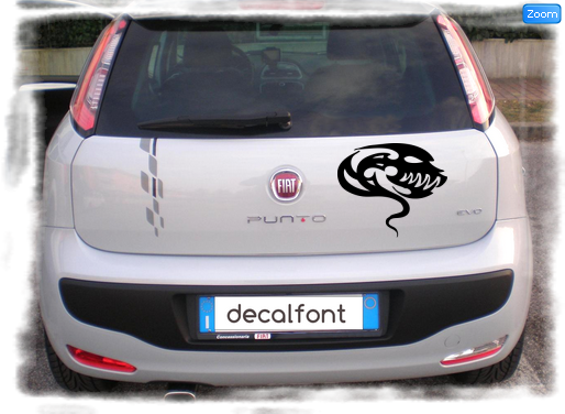 L'effetto dell'adesivo Draghetto alieno su una Fiat Punto