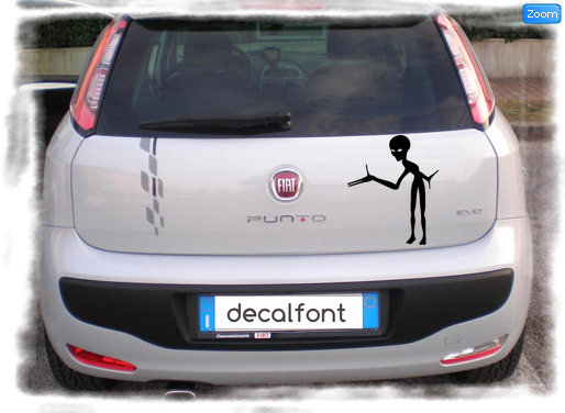 L'effetto dell'adesivo Welcome alien su una Fiat Punto